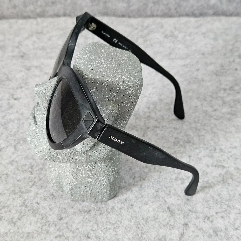 Valentino V712S 001 Black Cat Eye Rockstud Sunglasses Made in Italy 51-19-140